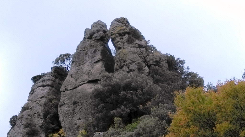 Saint-Saturnin-de-Lucian - Le Roc des Deux Vierges