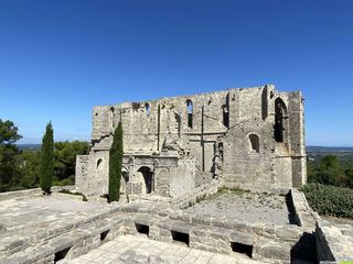 L'abbaye Saint-Félix-de-Monceau sur le massif de la Gardiole