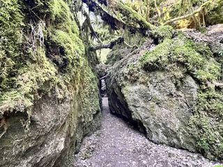 Les failles de Canalettes, l'arche et les grottes du plateau du Larzac