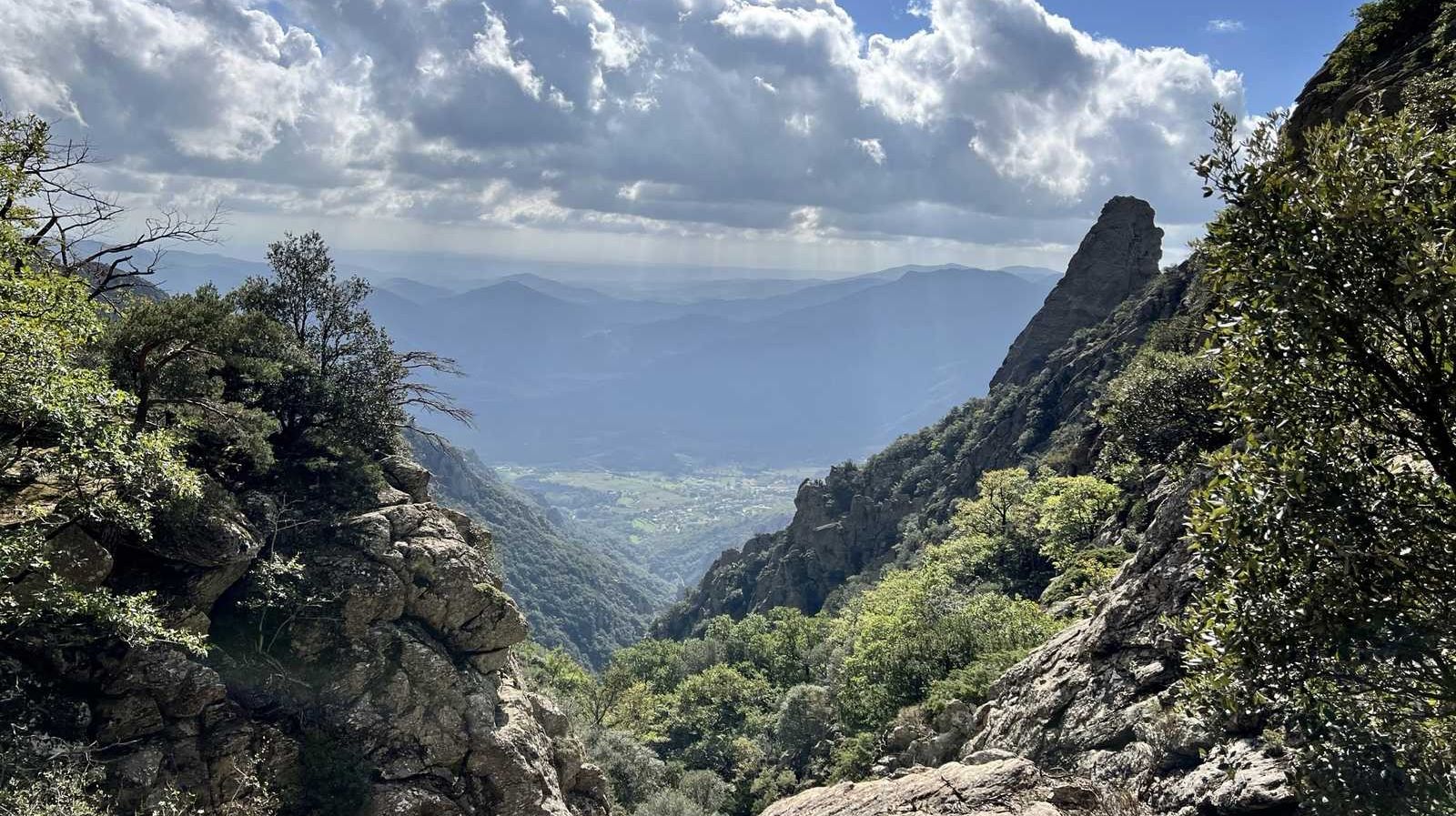 Le roc du Caroux et ses aiguilles par le sentier de Saint-Martin-de-l'Arçon