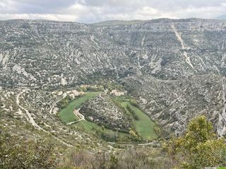 Le cirque de Navacelles, entre le causse du Blandas au nord et le causse du Larzac au sud