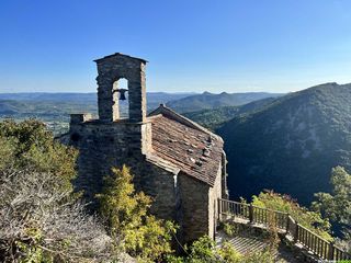 La chapelle romane Saint-Michel sur l'ancien château de Mourcairol