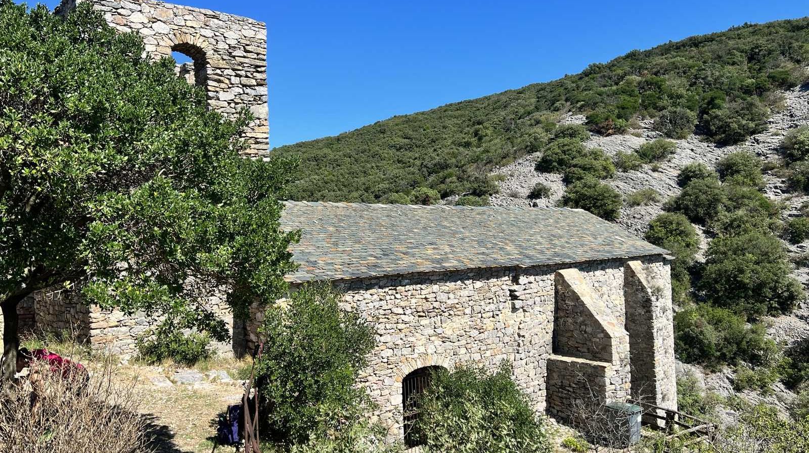 La chapelle romane Saint-Michel sur l'ancien château de Mourcairol