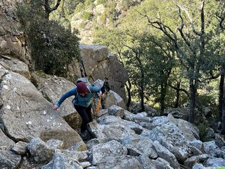 Sur le massif du Caroux, le portail des Cades et la cascade d'Albine