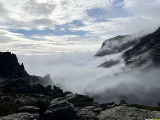 Randonnée dans les Gorges de Colombières : Beauté sauvage et mystère sous la brume